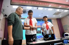 <b>学过本人编写的法式向机械人发指令</b>